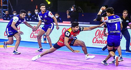 The Hi-Flyer Pawan Sehrawat gets his third Super 10 of the season against the Haryana Steelers - Image Courtesy: Bengaluru Bulls Twitter