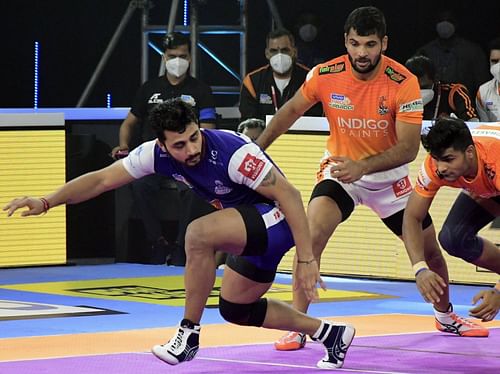 Haryana Steelers raider in action against Puneri Paltan - Image Courtesy: Haryana Steelers Twitter