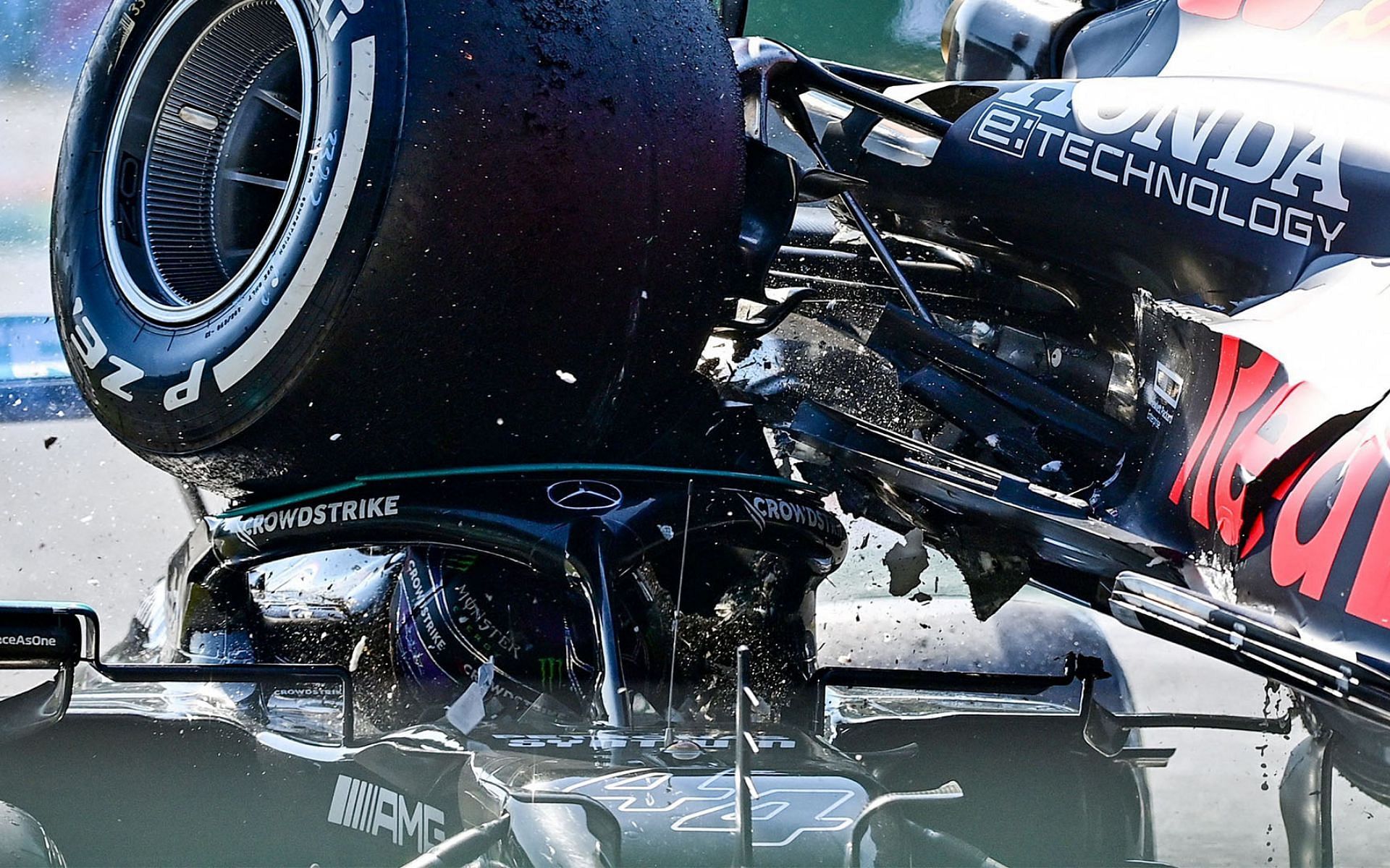 Lewis Hamilton and Max Verstappen crash at the F1 Italian Grand Prix (PC: Formula1.com)