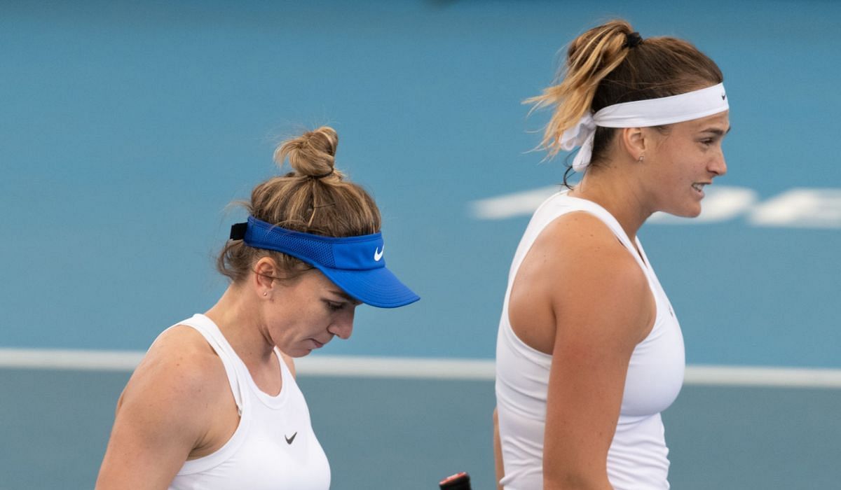 Simona Halep (L) and Aryna Sabalenka