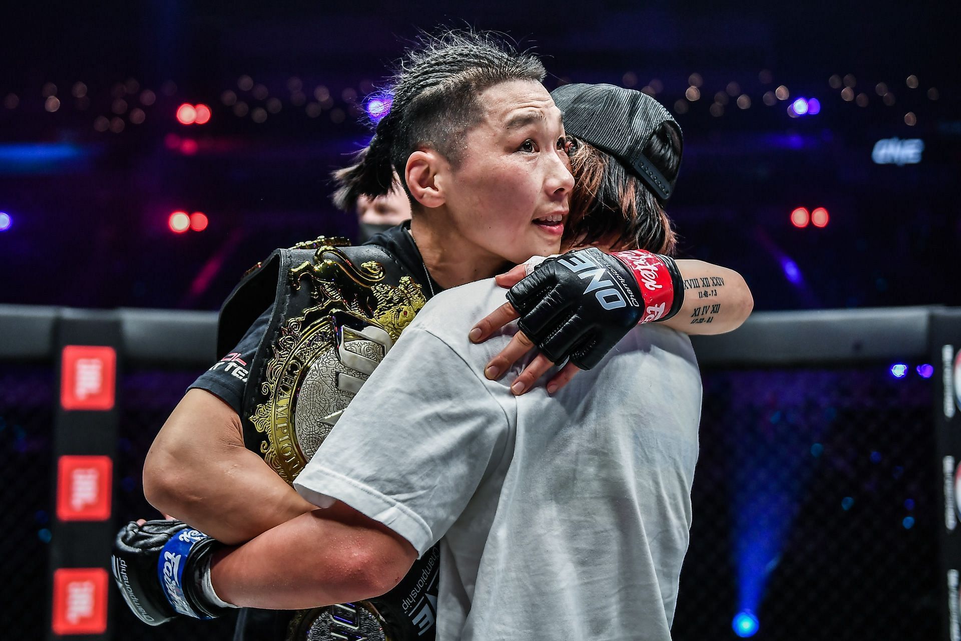 Xiong Jing Nan (left) successfully defends her strawweight crown against Ayaka Miura (right) at ONE: Heavy Hitters | Photo: ONE Championship