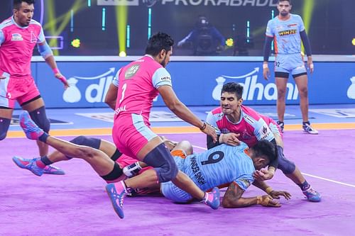 The Jaipur Pink Panthers defenders tackle a Bengal Warriors' defender in their PKL encounter on Thursday - Image Courtesy: Jaipur Pink Panthers Twitter