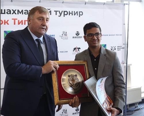 Raunak Sadhwani (right) with the trophy (PC: Heena Sadhwani)