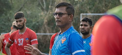 FC Goa head coach Derrick Pereira talking to his players. (Image Courtesy: Twitter/FCGoa)