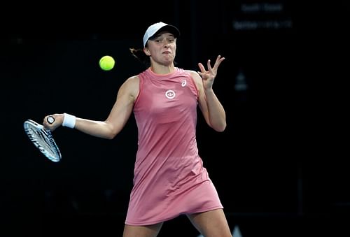 Iga Swiatek defeated Victoria Azarenka to reach the semifinals of the Adelaide International