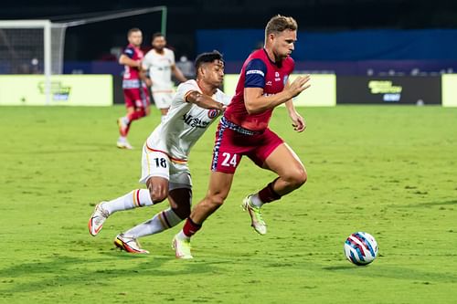 JFC's Greg Stewart (r) dribbles past SCEB's Sourav Das. [Credits: ISL]