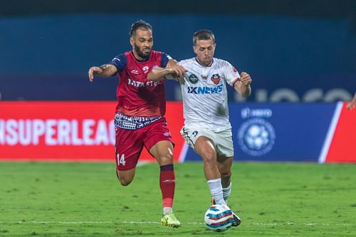 Jamshedpur FC's Alexandre Lima and FC Goa's Alberto Noguera vie for the ball (Image Courtesy: ISL)