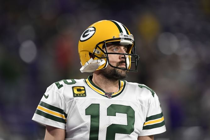 Is Aaron Rodgers playing tonight against Vikings on SNF?
