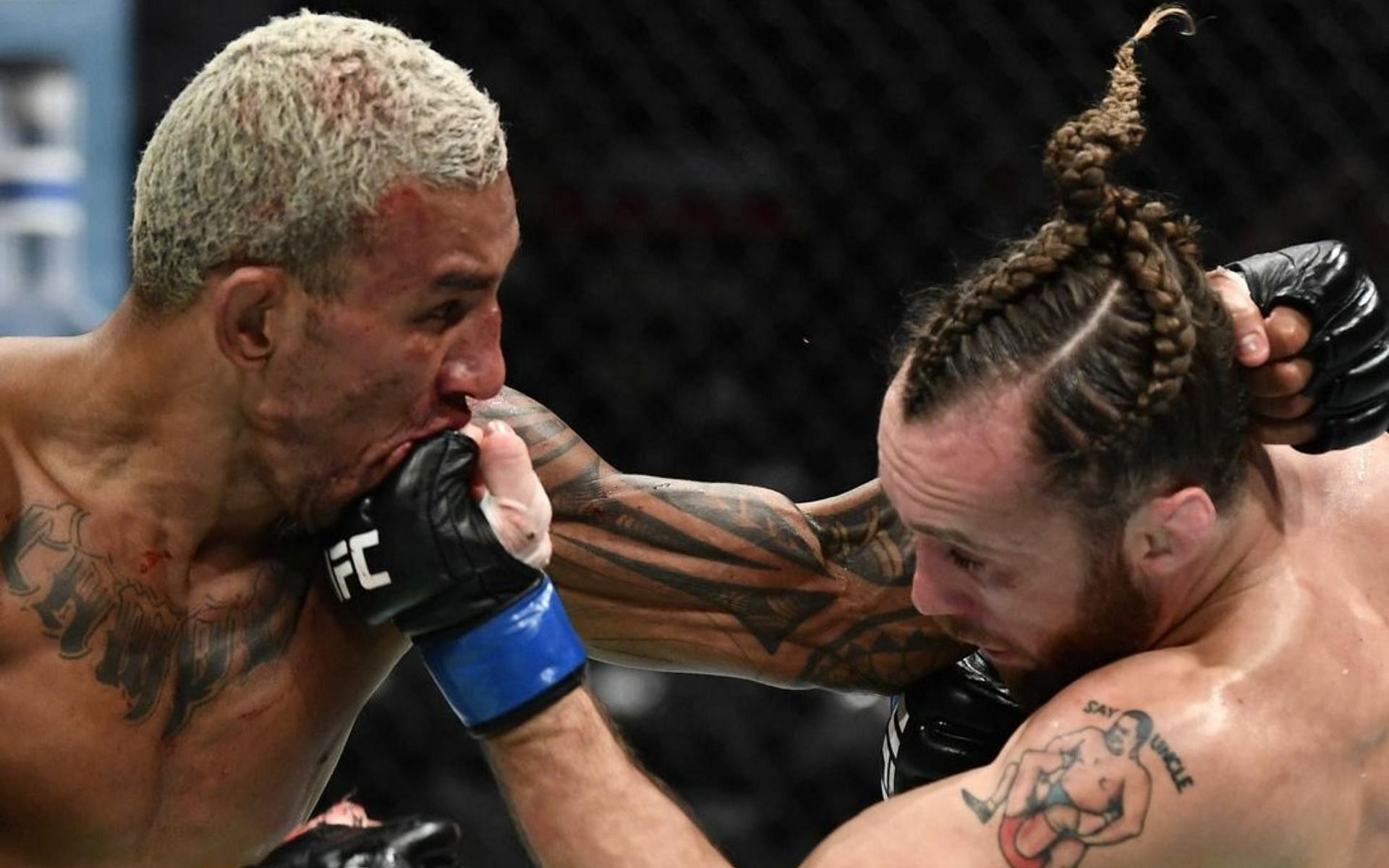 Raoni Barcelos (left) in action against fellow bantamweight Victor Henry (right) [Image Credit: @ufc on Instagram]