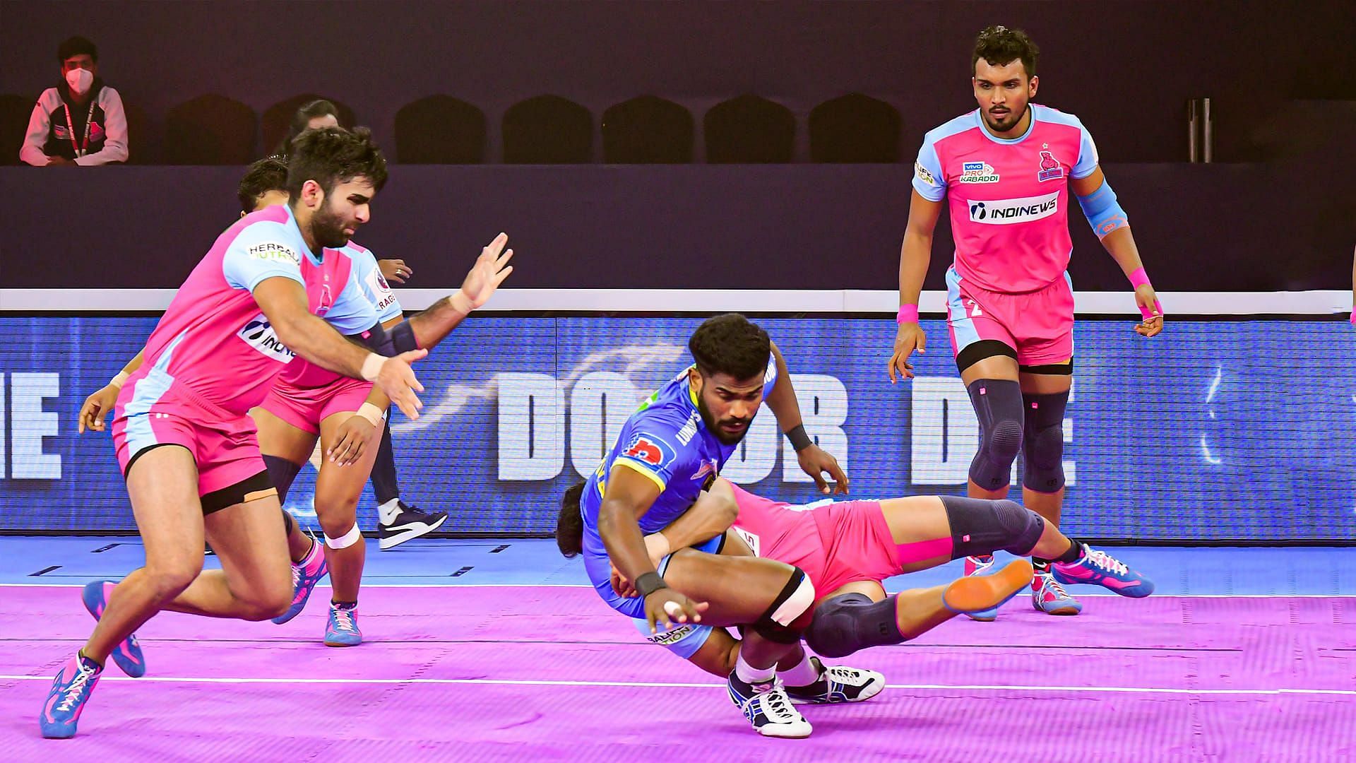 Jaipur Pink Panthers held Tamil Thalaivas to a draw despite trailing by 2 points in the final minute (Image: Pro Kabaddi/Facebook)