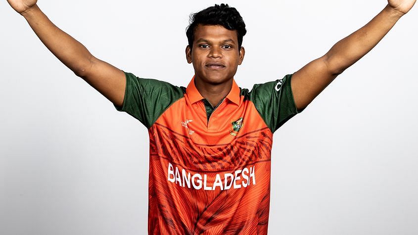 Bangladesh&#039;s alternate red kit - Image: ICC