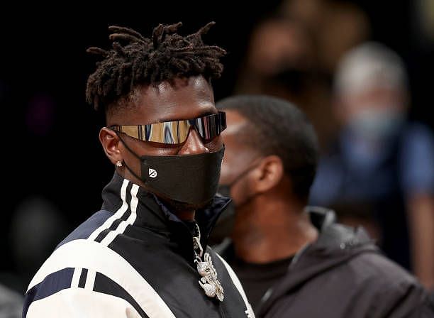 WATCH: Fans chant Antonio Brown's name during former Buccaneers WR's appearance at Lakers game