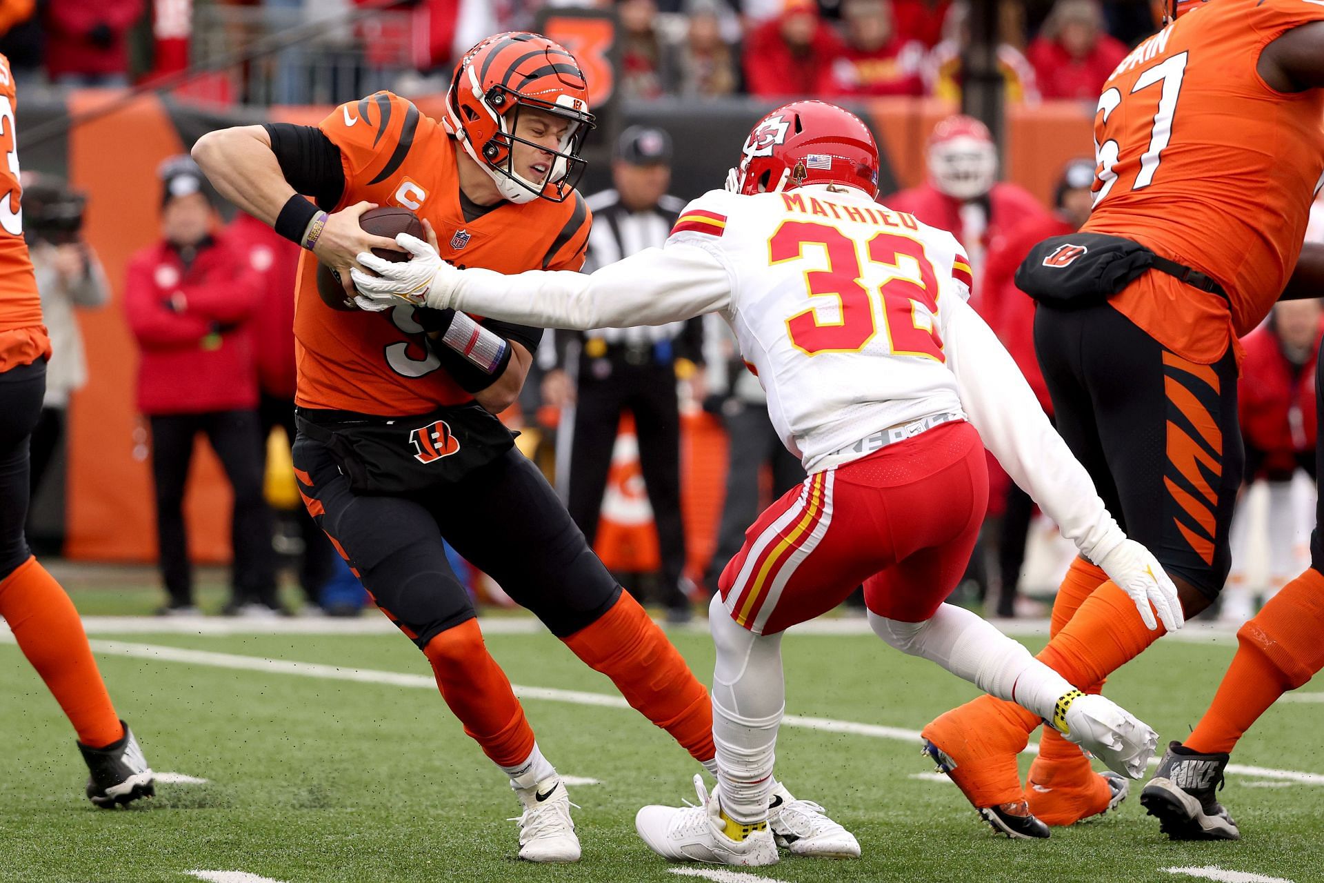 Tyrann Mathieu attempts to sack Joe Burrow during their Week 17 matchup