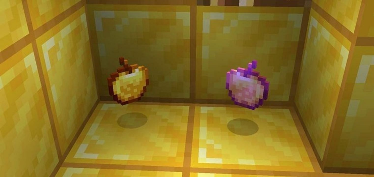 التفاح الذهبي المسحور يحتفظ بلمعان سحري مقارنة بالتفاح الذهبي العادي (الصورة من Mojang)