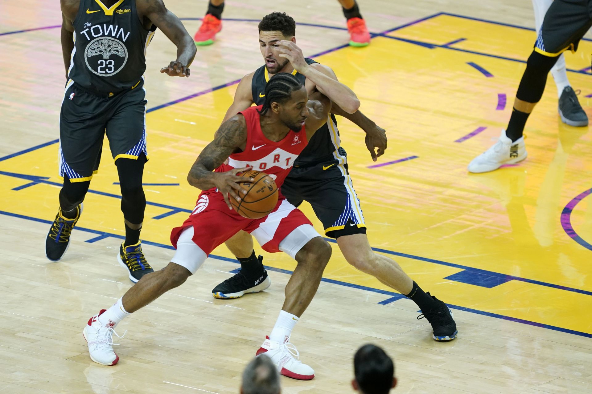 Kawhi Leonard #2 of the Toronto Raptors is defended by Klay Thompson #11 of the Golden State Warriors