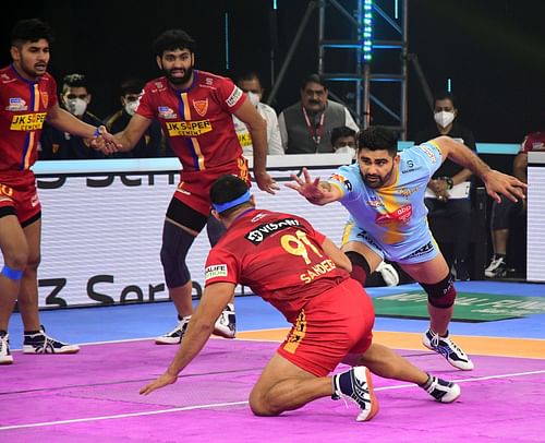 Pardeep Narwal during a raid for UP Yodddha.