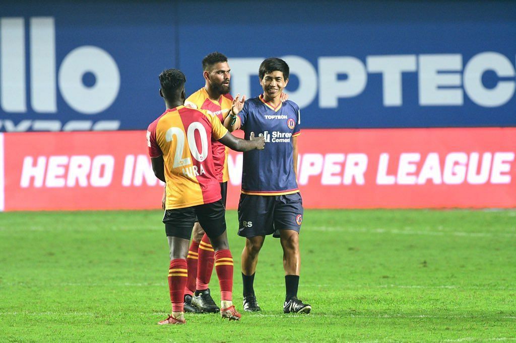 Renedy Singh talking to SC East Bengal players after Mumbai City FC game. (Image Courtesy: Twitter/sc_eastbengal)