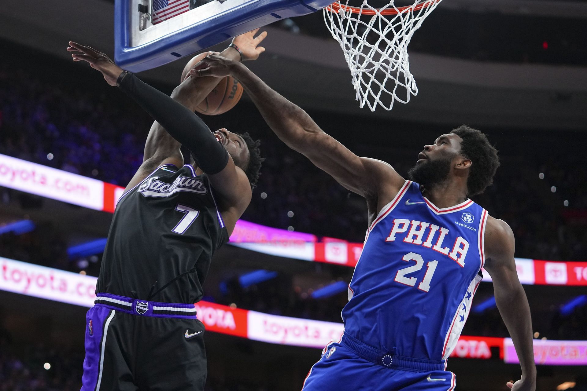 Joel Embiid blocks Chimezie Metu