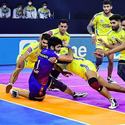 Tamil Thalaivas players in action against Dabang Delhi KC - Image Courtesy: Tamil Thalaivas Twitter