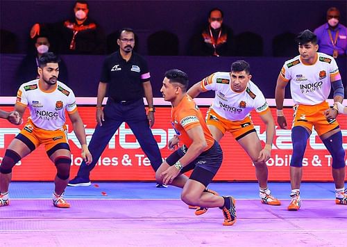 U Mumba's Rahul Sethpal in action during the PKL 2022 match against Puneri Paltan (Image: Pro Kabaddi/Facebook)