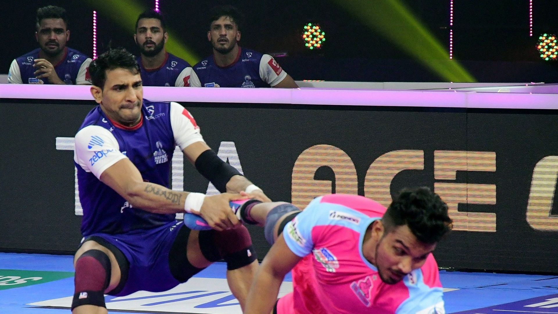 Surender Nada tackling Arjun Deshwal of Jaipur Pink Panthers