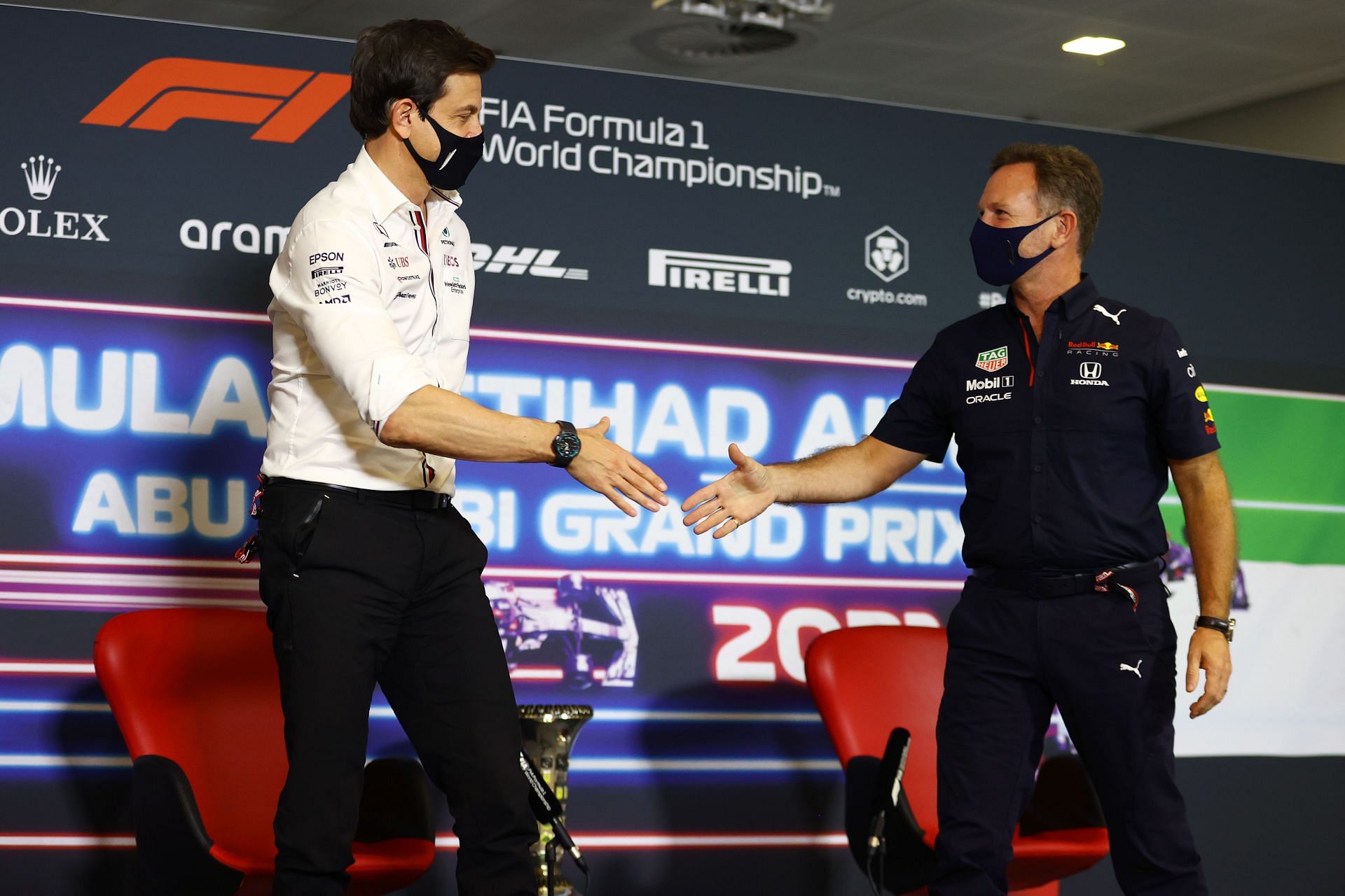 Toto Wolff (left) and Christian Horner (right) before the 2021 Abu Dhabi Grand Prix (Photo by Bryn Lennon/Getty Images)