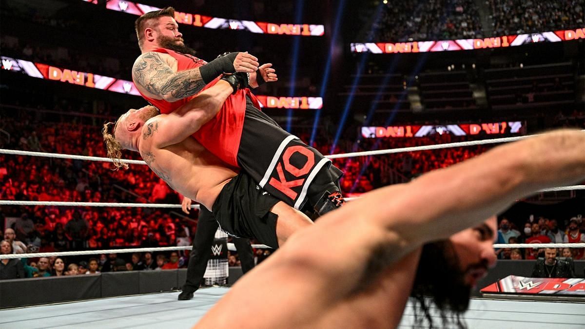 WWE सुपरस्टार ब्रॉक लैसनर सुपलेक्स देते हुए