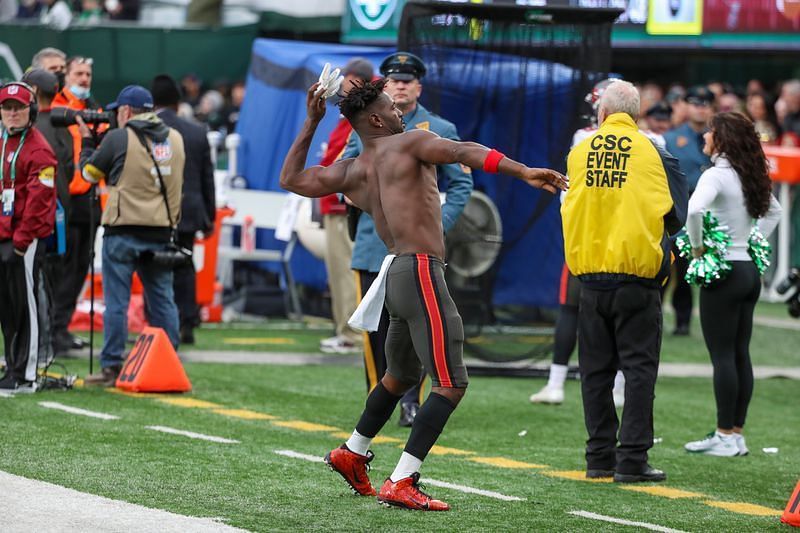 Antonio Brown throws his jersey into the stands. (Image source: Andrew Mills | NJ Advance Media)