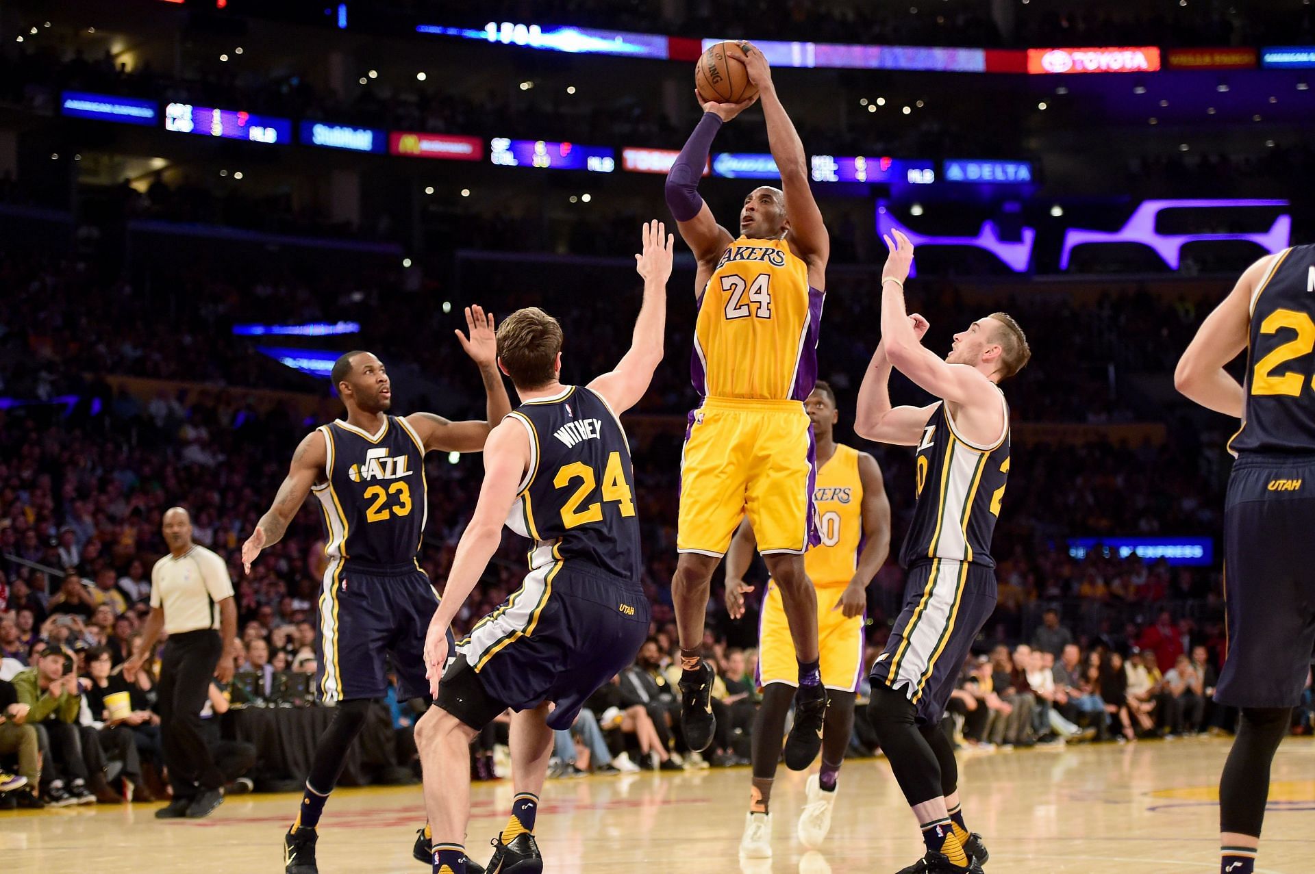 LA Lakers legand Kobe Bryant taking a jump-shot