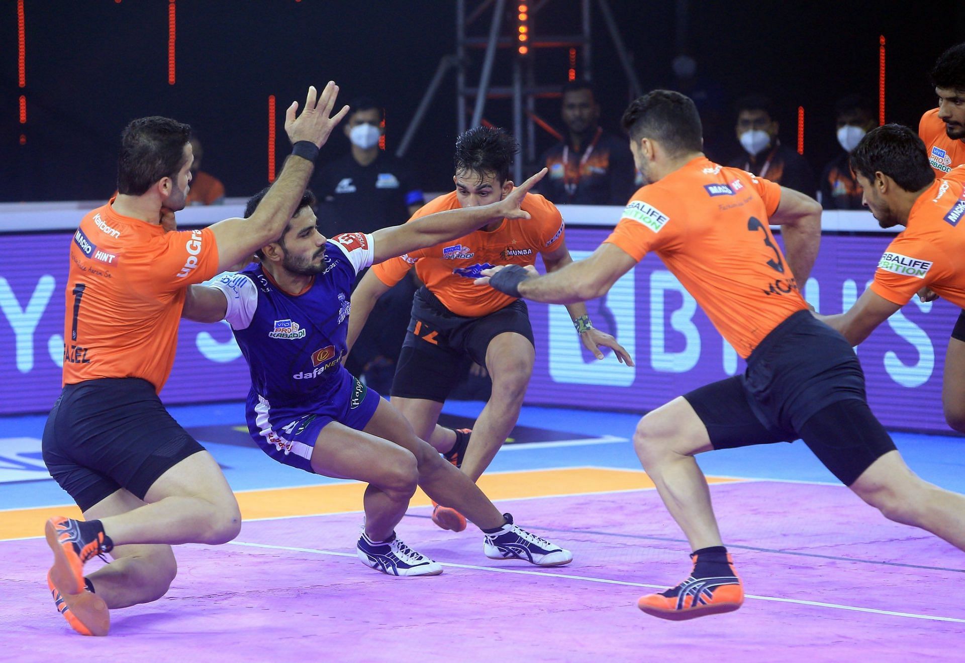 A Haryana Steelers raider tries to escape from U Mumba&#039;s defenders - Image Courtesy: Haryana Steelers Twitter