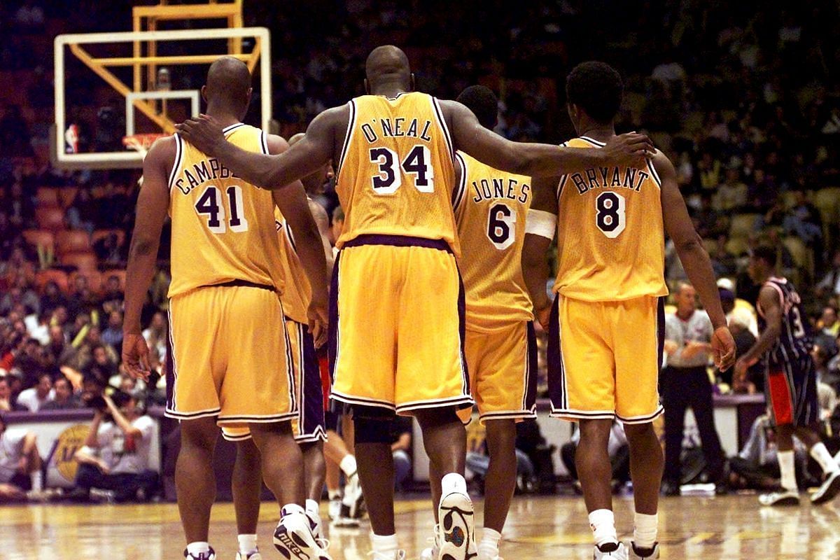 Los Angeles Lakers #34 Shaquille O&rsquo;Neal puts his arms around teammates including #8 Kobe Bryant [Image Credit: Associated Press]