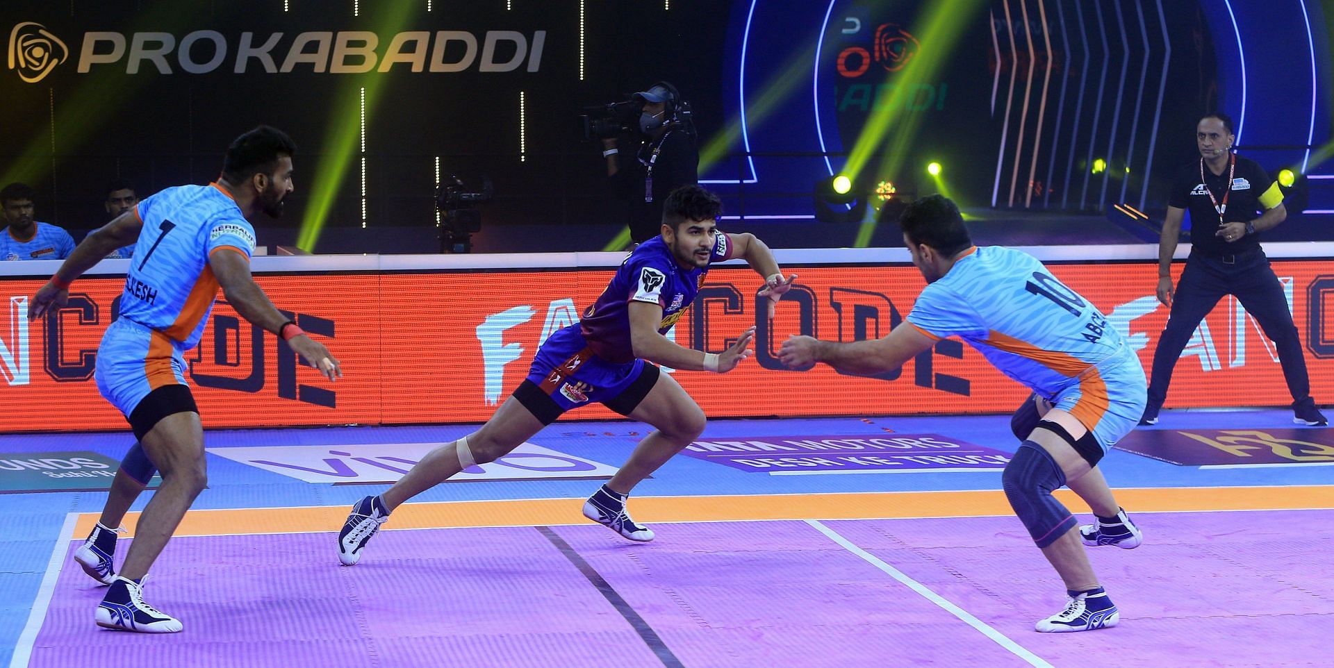 Bengal Warriors defenders try to tackle a Dabang Delhi player - Image Courtesy Bengal Warriors Twitter
