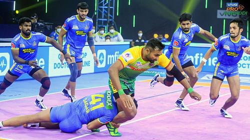 Tamil Thaliavas player Sagar tackling a Patna Pirates raider - Image Courtesy: Pro Kabaddi Twitter