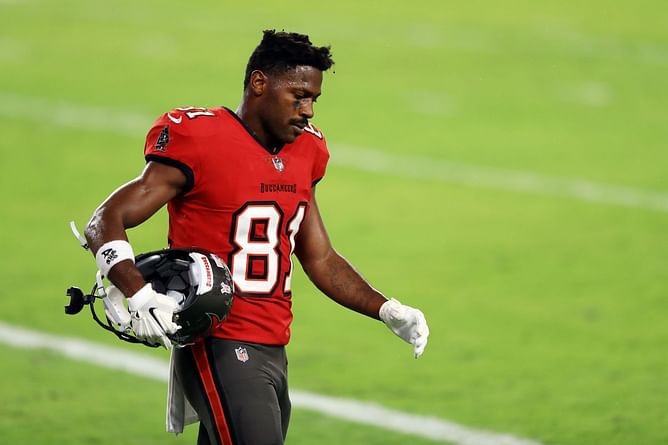 "Holistically inconsistent as a human" - Antonio Brown's former teammate blasts him for walkout against Jets