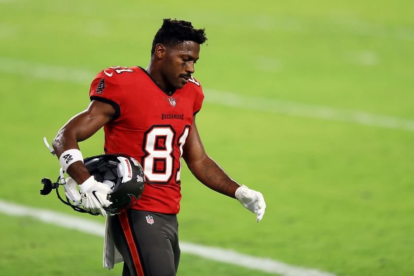 Antonio Brown Storms Off Field During Buccaneers' Win Over Jets