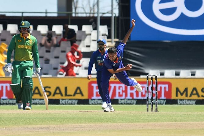 "It is a persistent problem" - Aakash Chopra on Bhuvneshwar Kumar's bowling lacking sharpness in the 1st India vs South Africa ODI