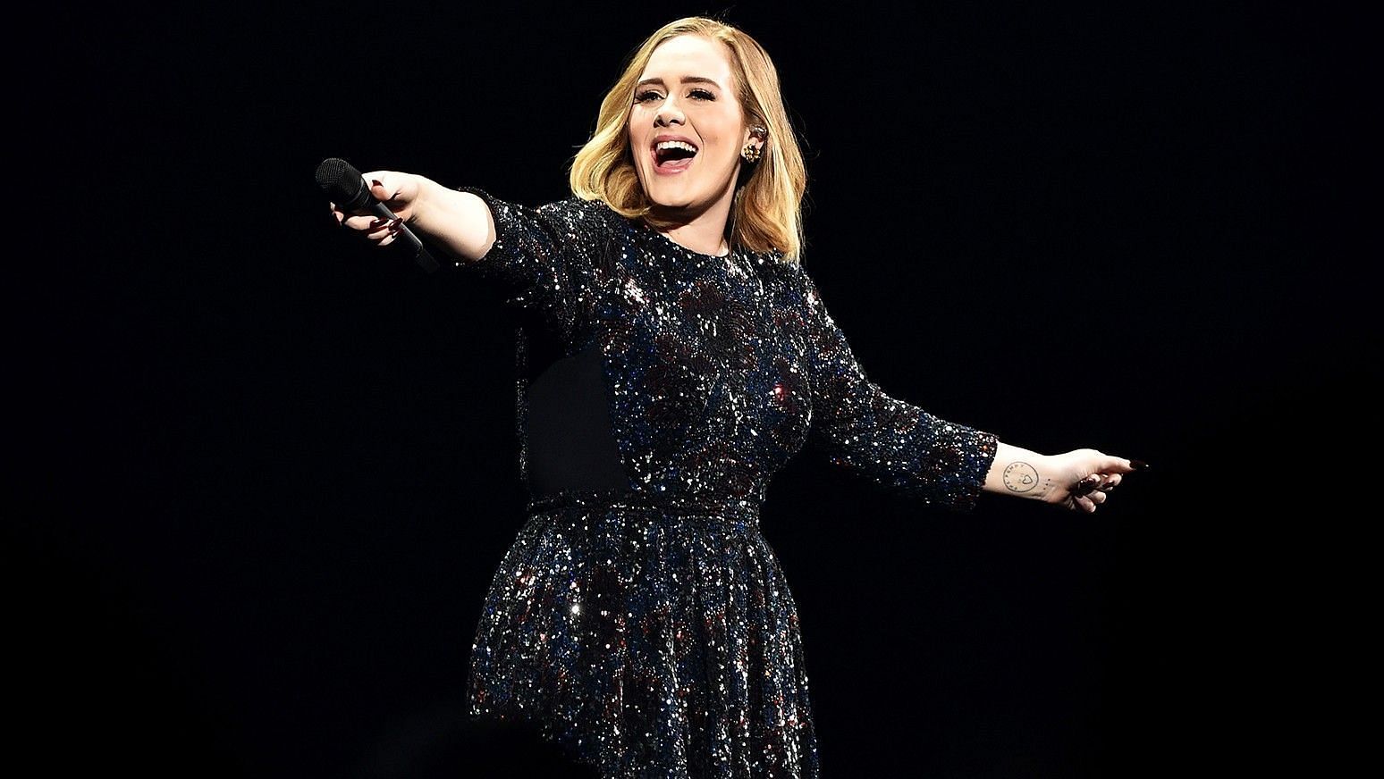 Adele issued a tearful apology video for canceling her Las Vegas Residency (Image via Getty Images)