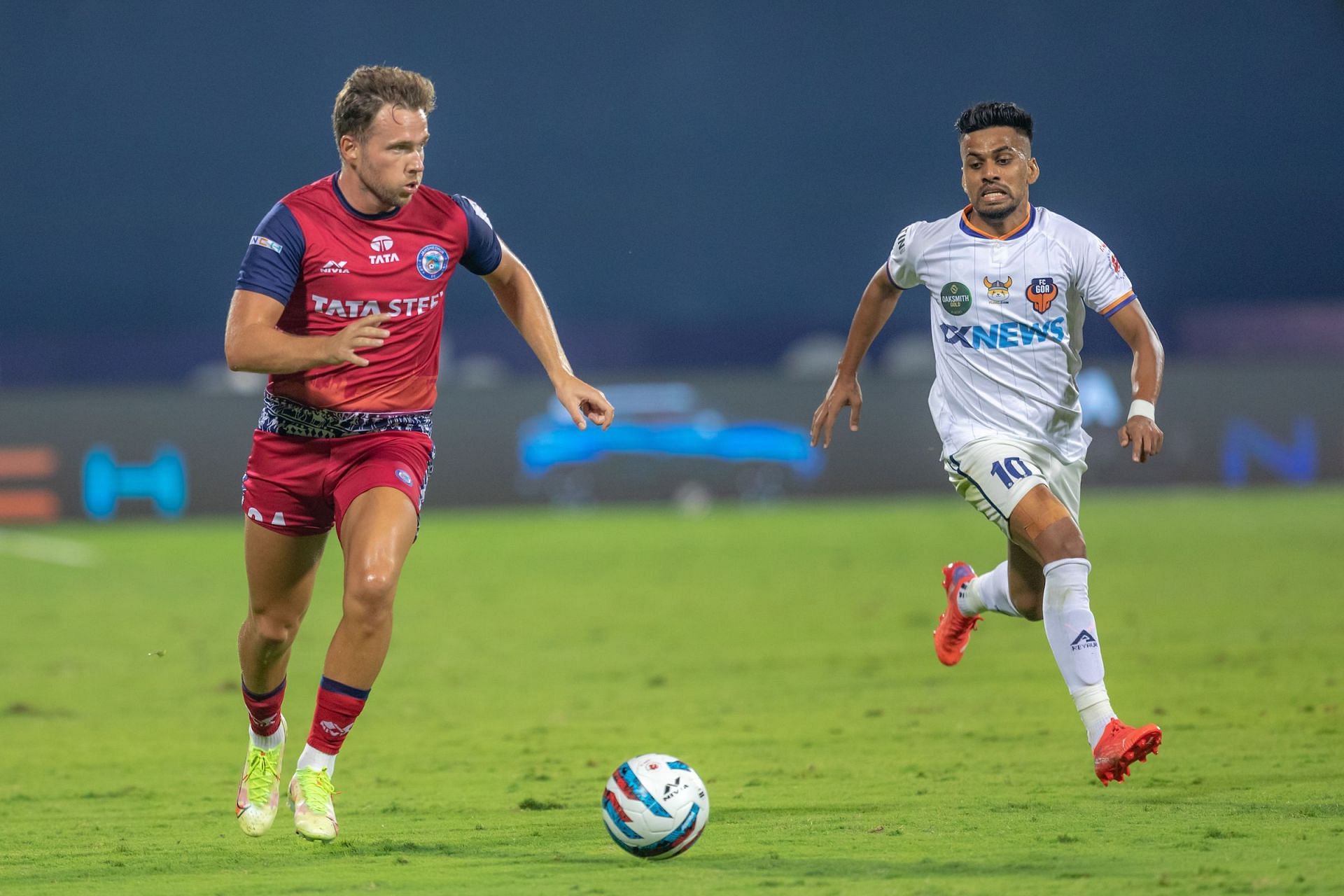 Jamshedpur FC&#039;s Greg Stewart in action as FC Goa&#039;s Brandon closes him down. (Image Courtesy: ISL)