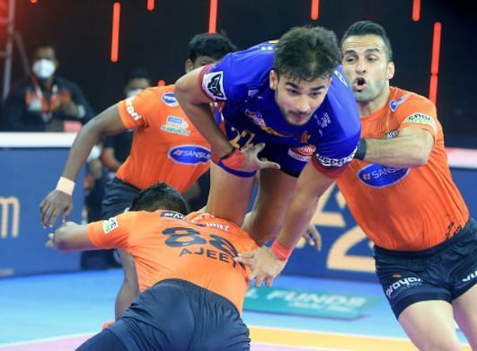 PKL 8 में दबंग दिल्ली ने जबरदस्त वापसी करते हुए जीत हासिल की, प्रमुख खिलाड़ी का शानदार प्रदर्शन