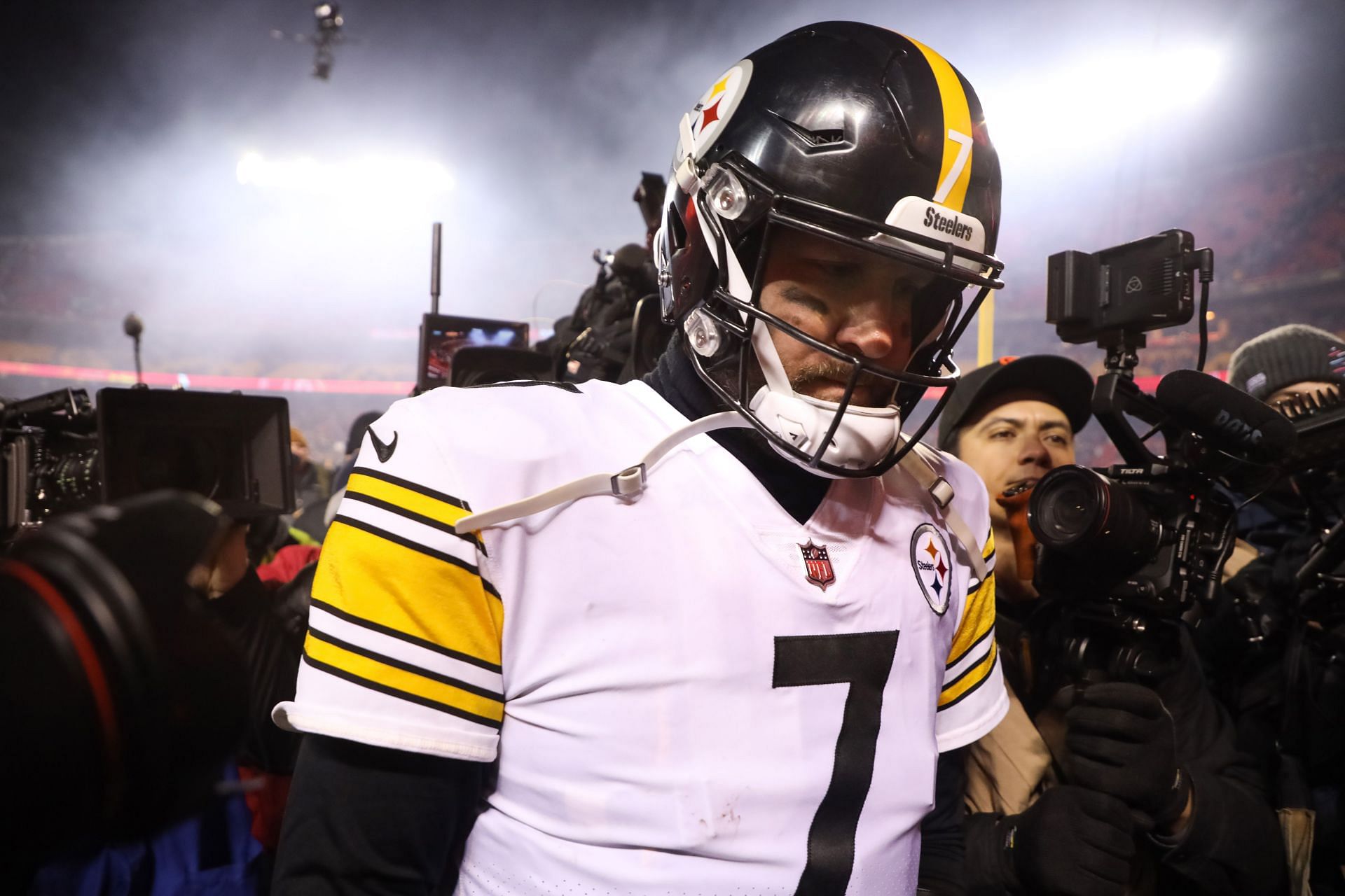 Big Ben walking off the field for the last time after a playoff loss to the Chiefs