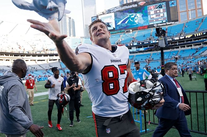 Rob Gronkowski shares bizarre response to Antonio Brown's shocking meltdown