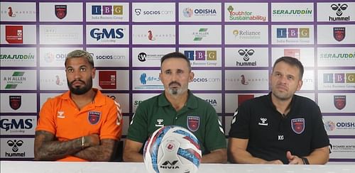 Head coach Kiko Ramirez speaking at the press conference. (ISL Media)