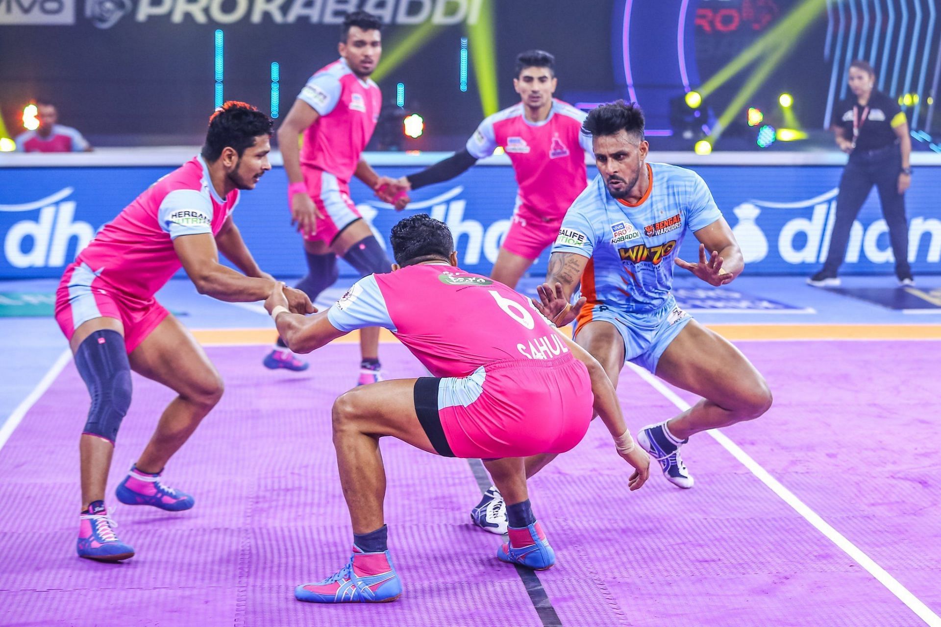 Jaipur Pink Panthers in action against the Bengal Warriors - Image Courtesy: Jaipur Pink Panthers Twitter