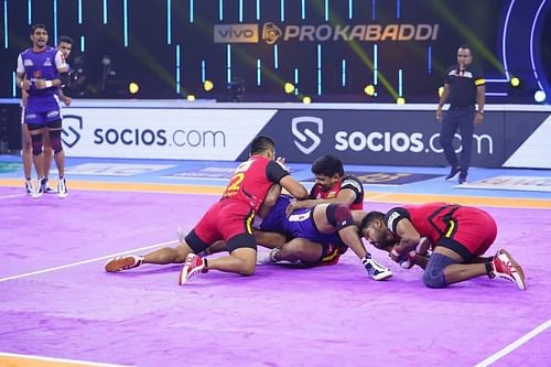 Bengaluru Bulls players' tackle a Haryana Steelers raider - Image Courtesy: Bengaluru Bulls Twitter