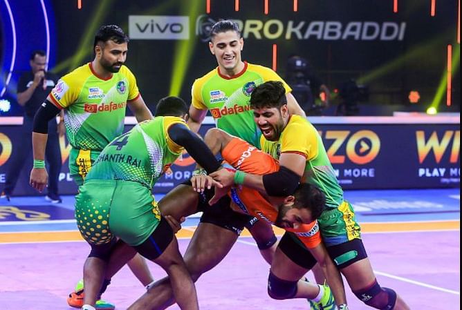 PKL 8 में पटना पाइरेट्स अंक तालिका के टॉप पर, यू मुंबा को एकतरफा मुकाबले में बुरी तरह हराया