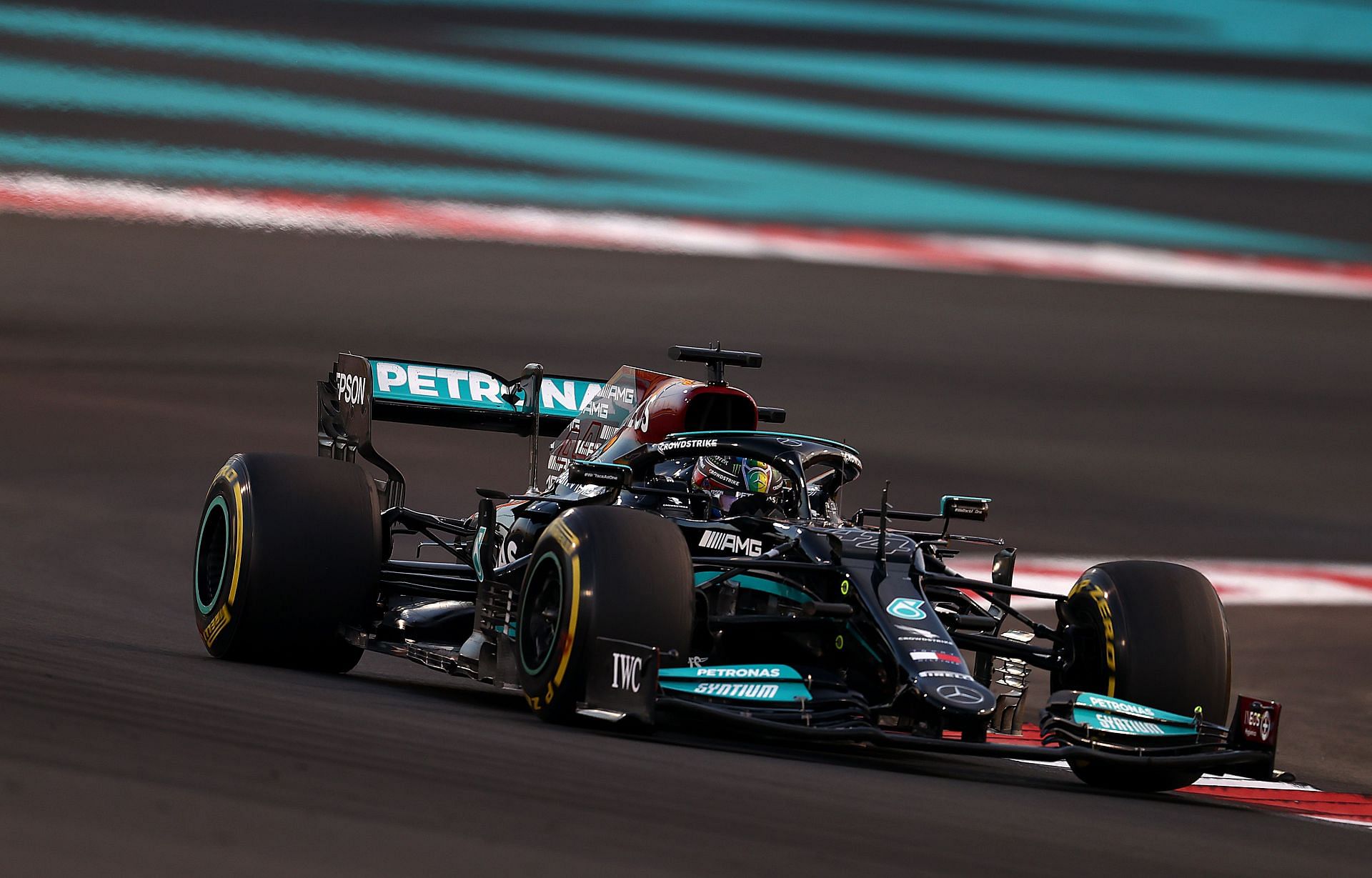Lewis Hamilton in action at the 2021 Abu Dhabi Grand Prix (Photo by Clive Rose/Getty Images)