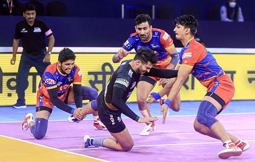 Nitesh Kumar (grabbing the ankle) scored a High 5 for UP Yoddha against Telugu Titans (Image: Pro Kabaddi/Facebook)