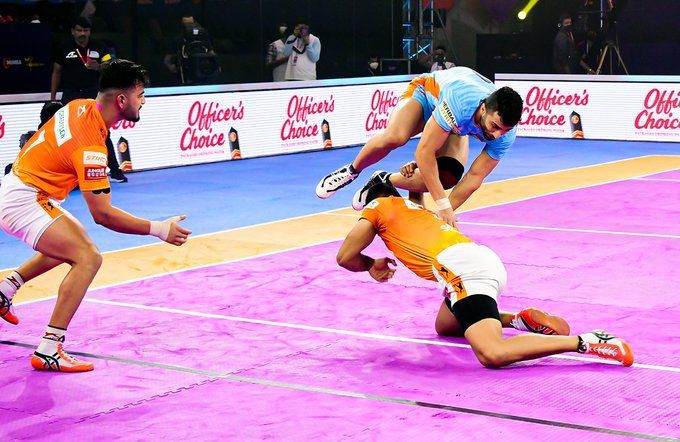 PKL 8 में पुनेरी पलटन ने गत विजेता बंगाल वॉरियर्स को बुरी तरह हराया (Photo: Pro Kabaddi League)