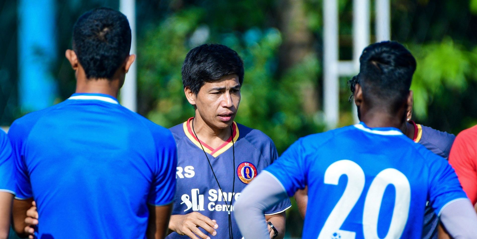 Interim coach Renedy Singh talking to the SC East Bengal players ahead of Bengaluru FC game. (Image Courtesy: Twitter/sceastbengal)