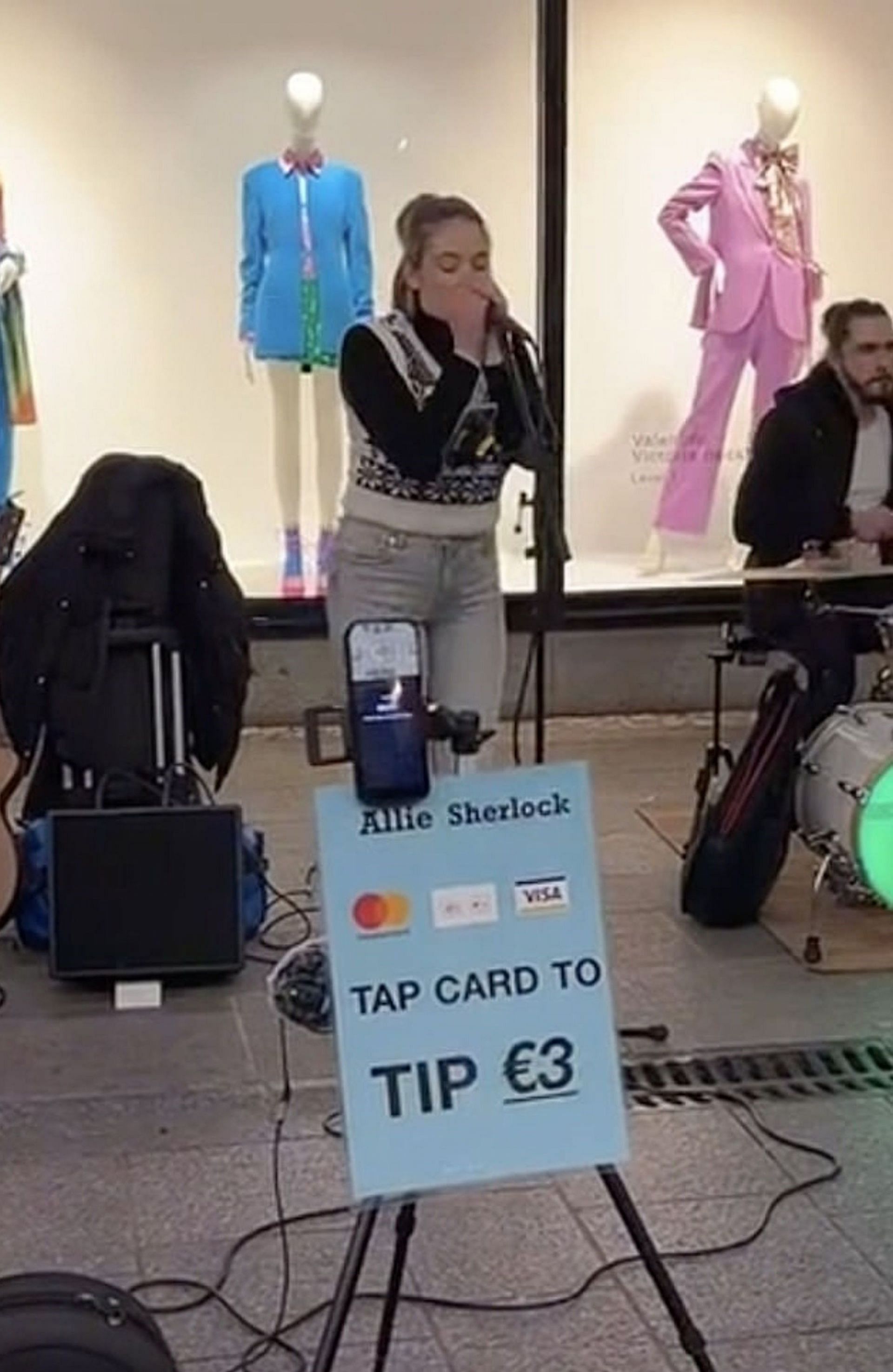 Allie Sherlock receives backlash for a sign asking for a specific tip (Image via yousefelmahgob0/TikTok)